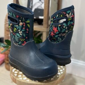 BOGS slip on rain boot in floral print size 3youth